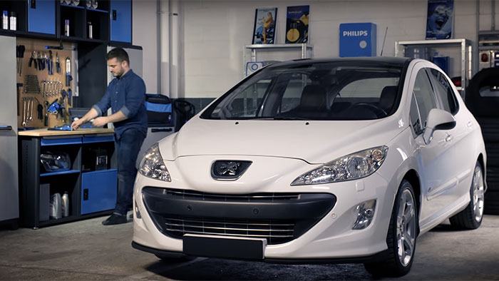 C&aacute;ch thay b&oacute;ng đ&egrave;n pha tr&ecirc;n Peugeot 308